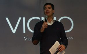 Julio Bouchon speaking at the Carignan seminar